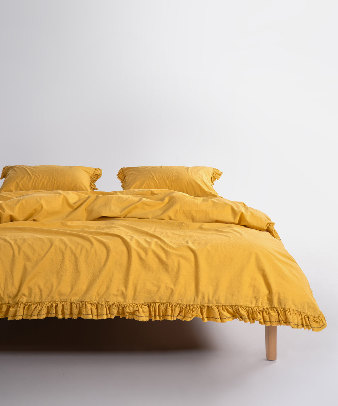 Stonewash pamuk nevresim düğme kapama detayı, şerit nakışlı kenarlar ve doğal dokulu kumaş yapısı