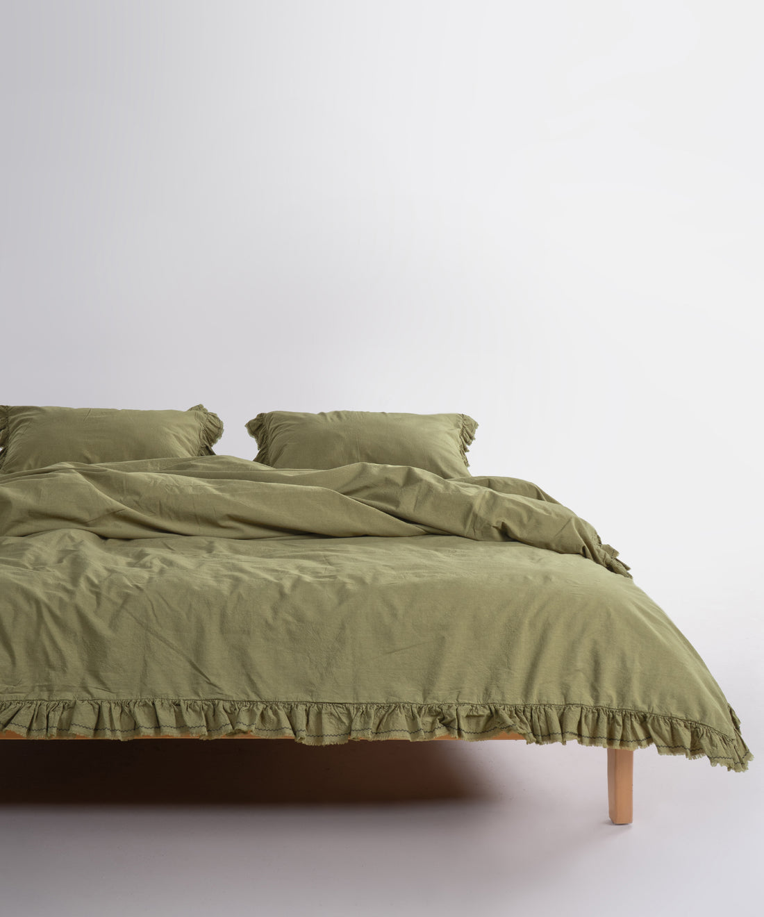 Stonewash pamuk nevresim düğme kapama detayı, fırfır ucunda saçak ve minimalist şerit nakışlı tasarım