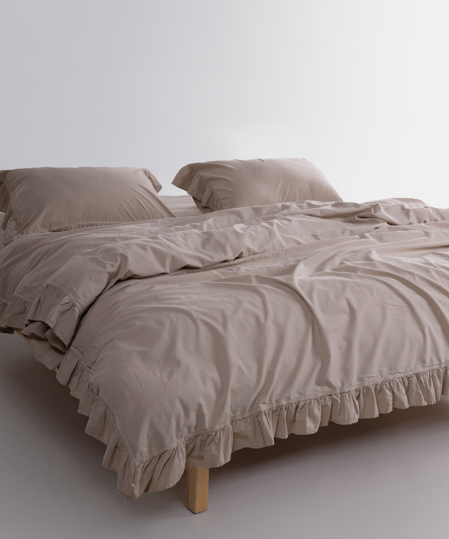 Kenar fırfırlı ve çift iğne dikişli Oxford Tan stonewash pamuk nevresim detayı