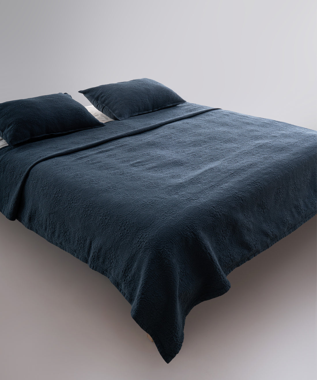 Minimal ve doğal yatak odası dekorasyonunda Dress Blue stonewash %100 pamuk yatak örtüsü ile huzurlu stil