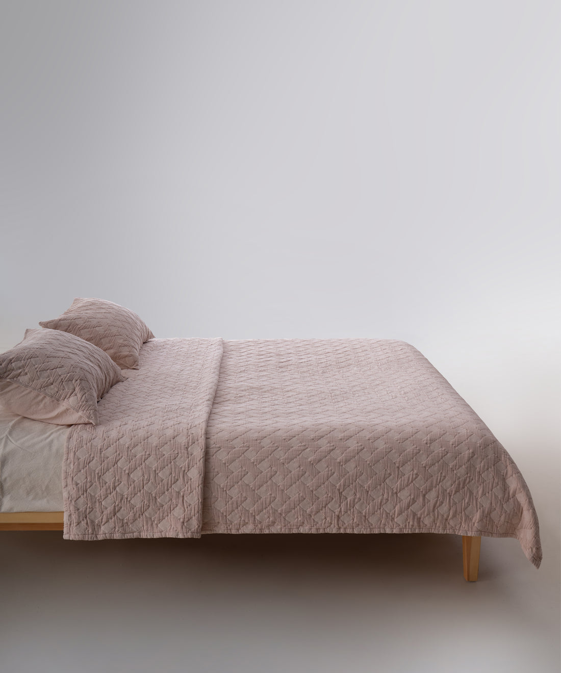 Minimal ve modern yatak odası dekorasyonunda Pristine stonewash %100 pamuk yatak örtüsü ile ferah ve huzurlu stil