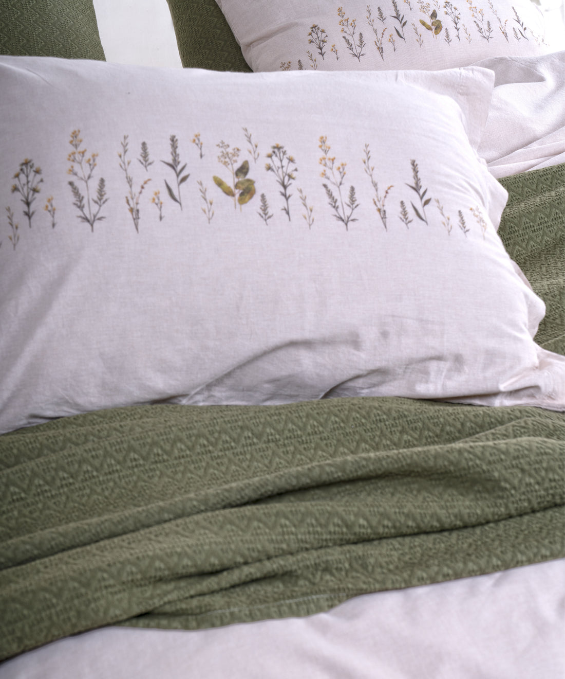 Fressia desenleriyle hafif, aydınlık ve huzurlu bir yatak odası