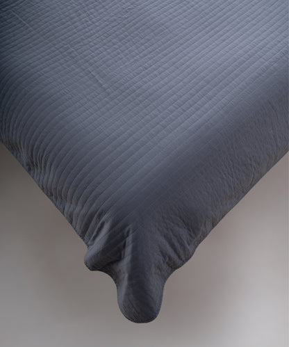 Modern yatak odası dekorasyonunda Akdeniz mavisi stonewash pamuk yatak örtüsü ile ferah ve huzurlu stil