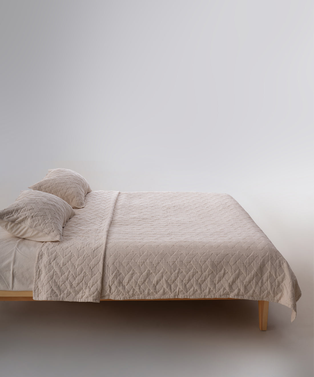 Minimal ve modern yatak odası dekorasyonunda Cream stonewash %100 pamuk yatak örtüsü ile ferah atmosfer