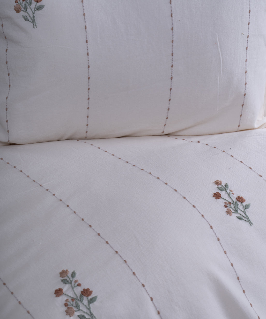 El nakışlı floral desenli pamuk nevresim takımı yakın çekim detay görünümü