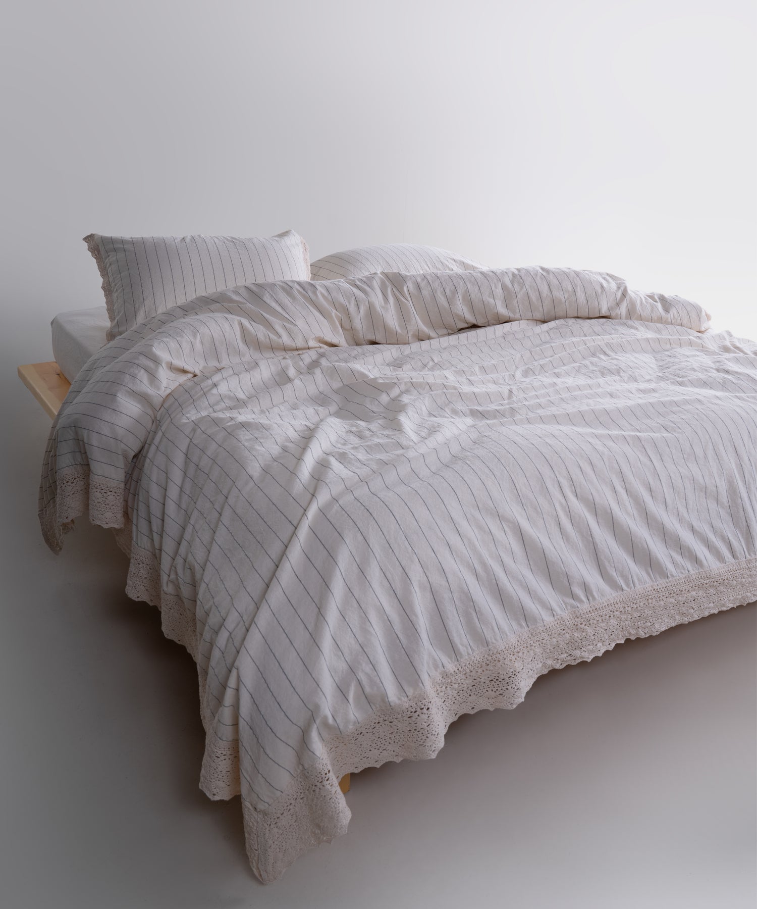 Kapak kapamalı yastık kılıflarında şık ve romantik köşe güpür detayları