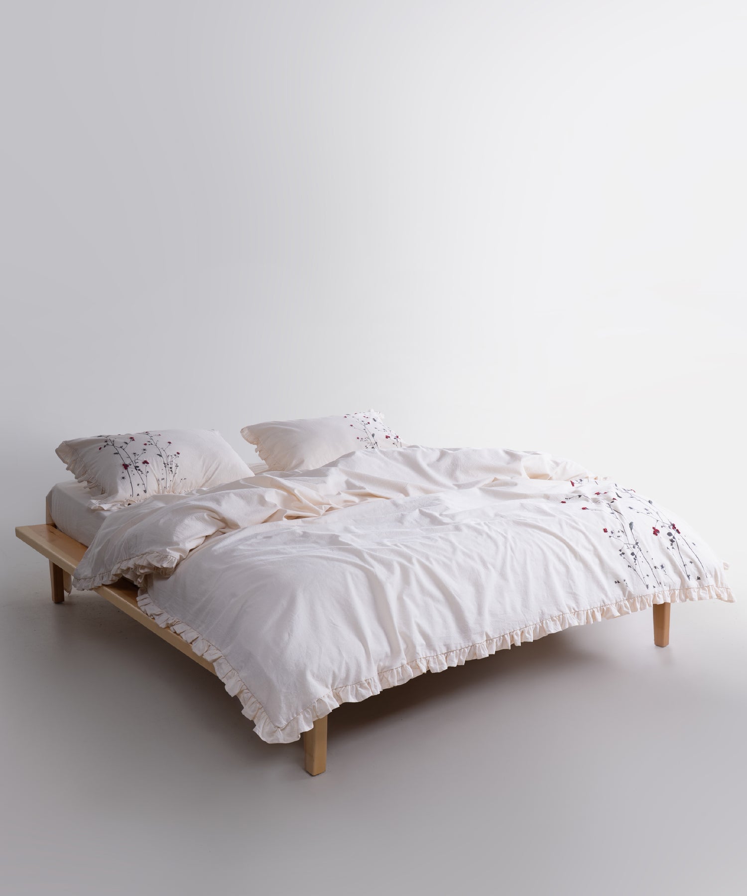 200x220 düğme kapamalı nevresim, 50x70 kapaklı yastık ve 240x260 çarşaf içeren pamuk nevresim takımı