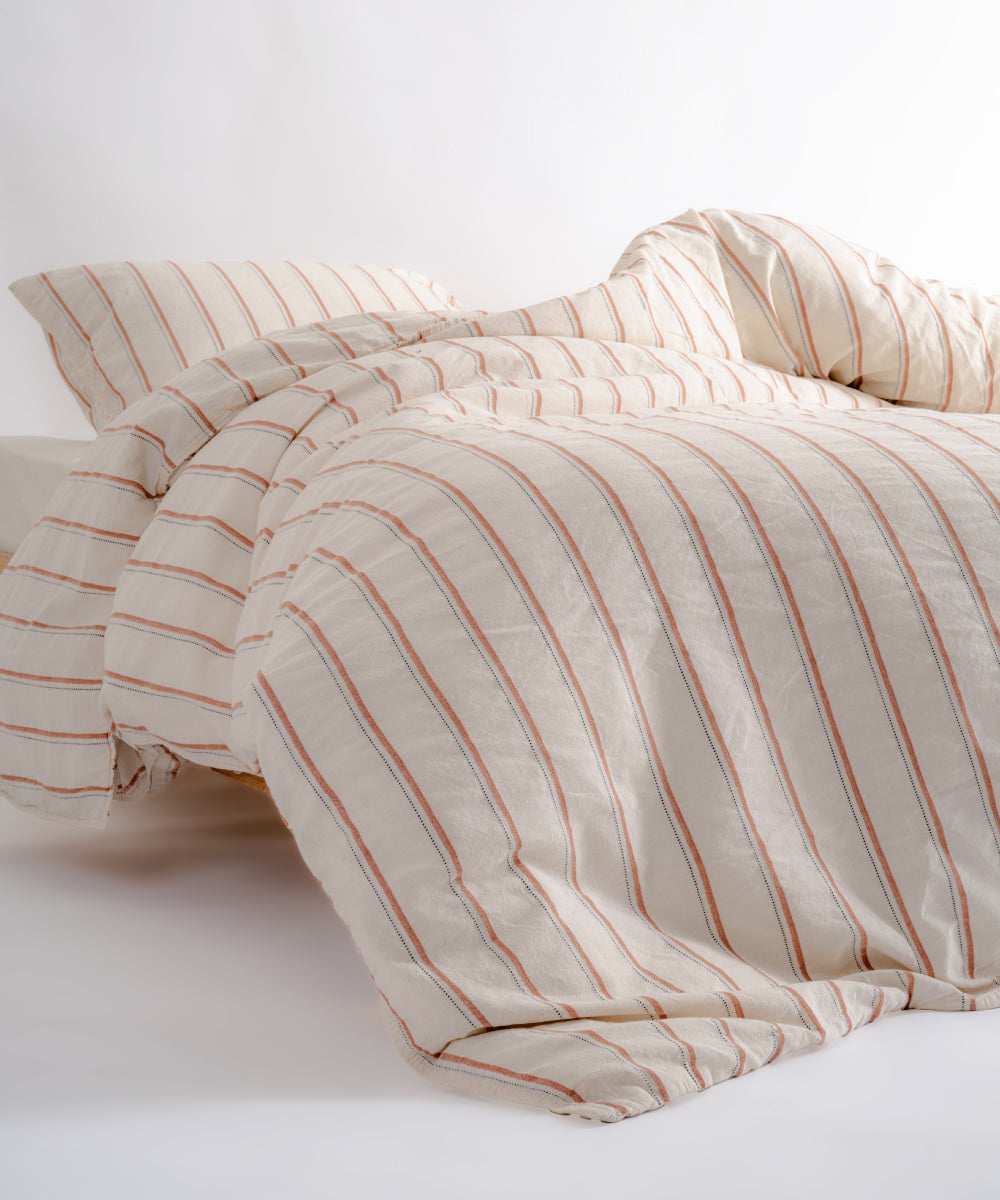 Dayanıklı ipliği boyalı pamuk dokusu sayesinde uzun ömürlü ve rahat kullanım sağlar