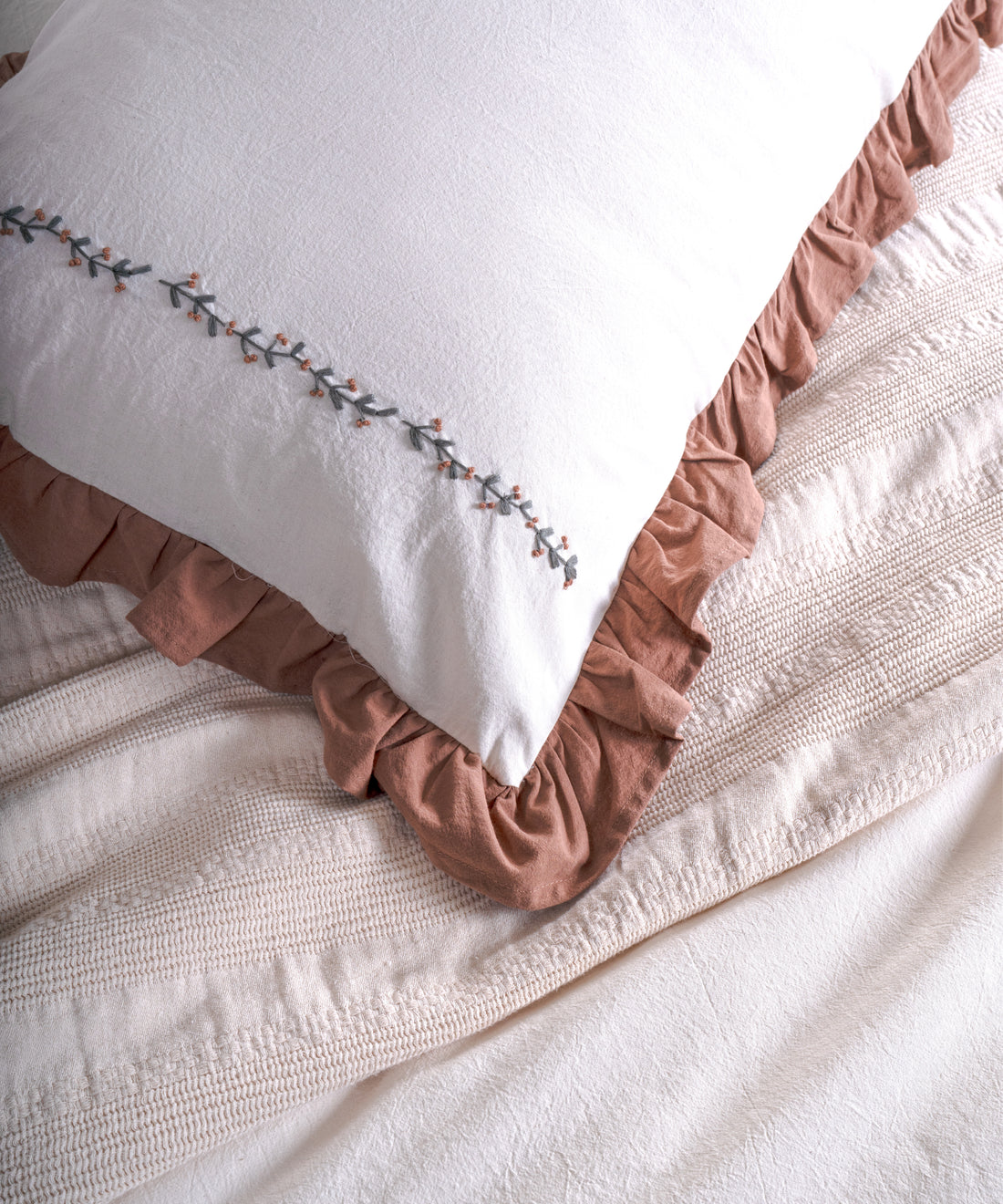 Doğal pamuk dokusu ile ferah ve dengeli bir yatak odası atmosferi