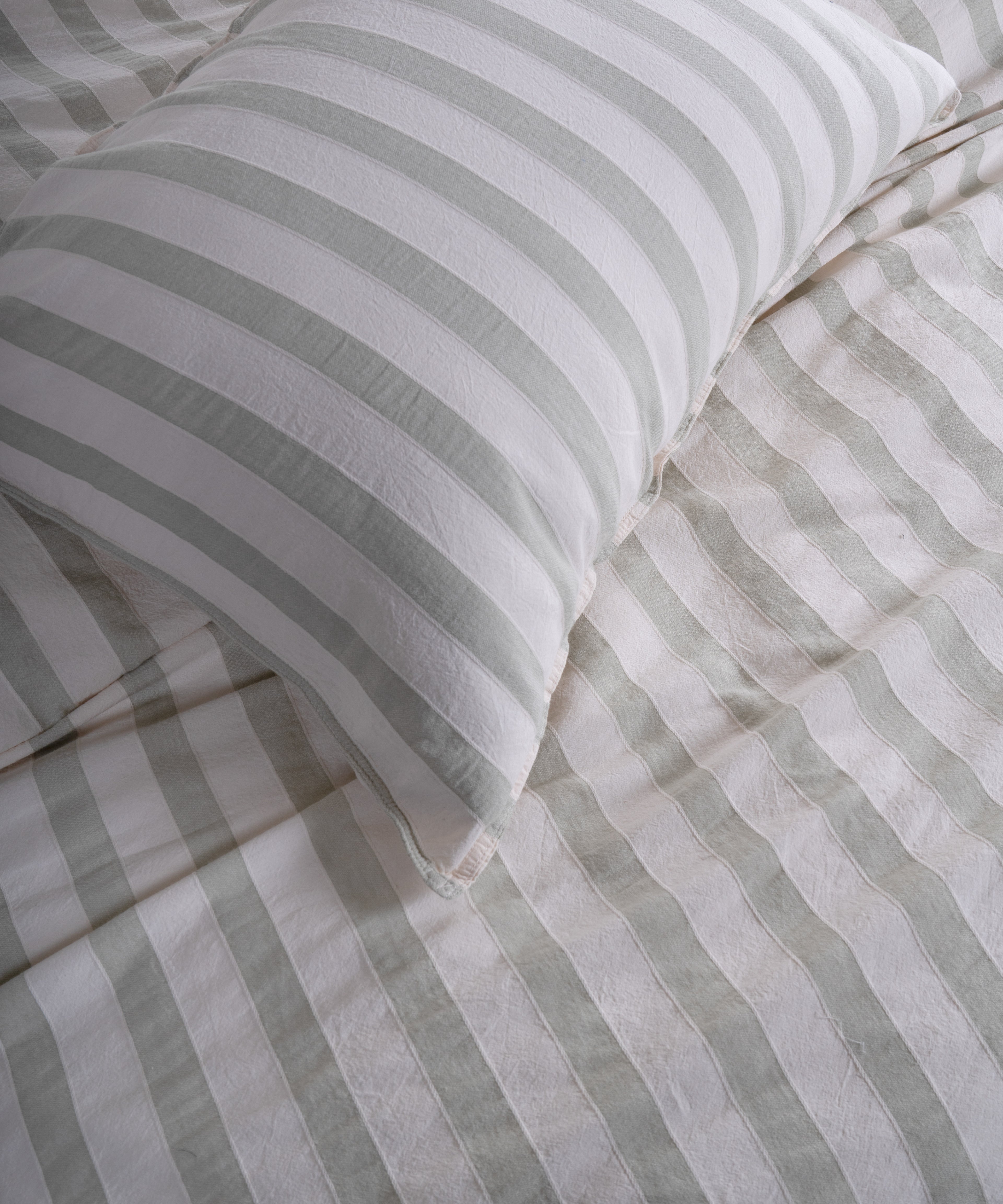 Dayanıklı çift iğne dikiş ve doğal pamuk yapısıyla uzun ömürlü konforlu kullanım