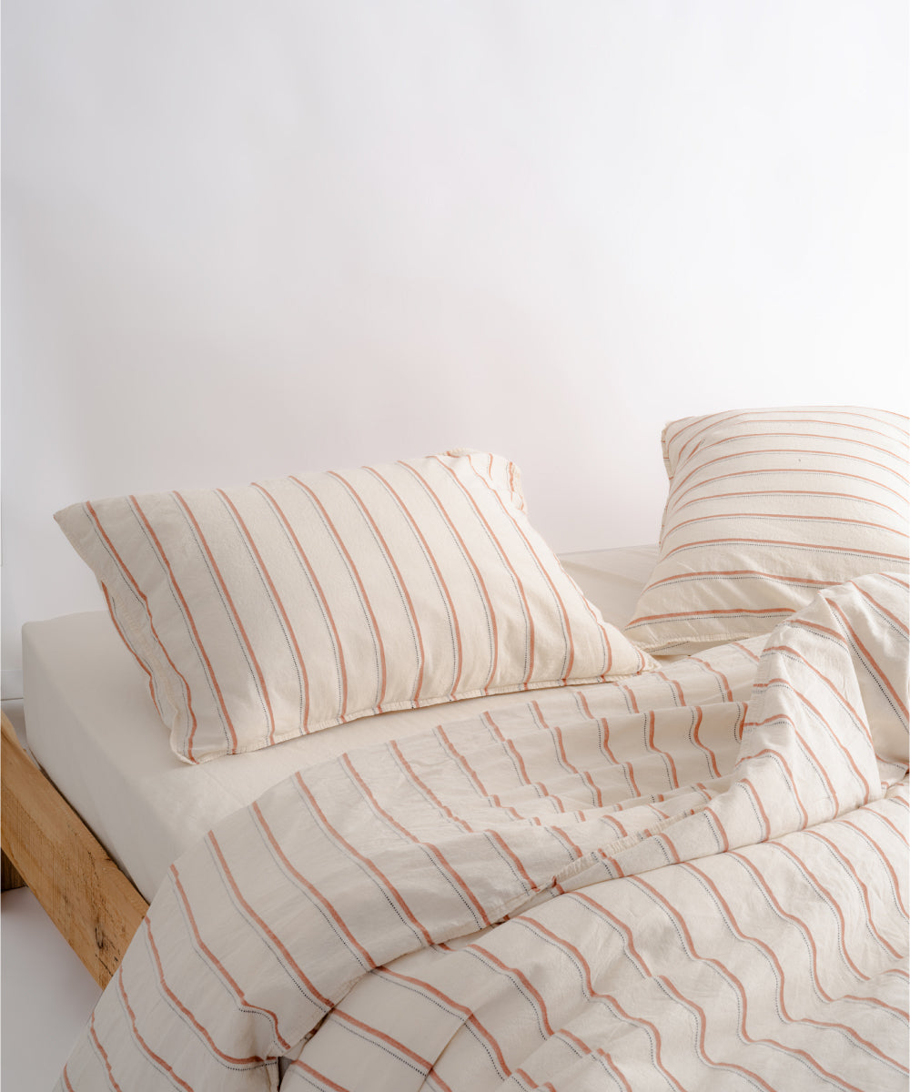 Siyah ve kiremit çizgili tasarımıyla çift kişilik doğal pamuk nevresim seti