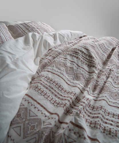 Stonewash pamuk nevresim takımı kenarları çift iğne dikişli, zarif jakarlı desen dokuma