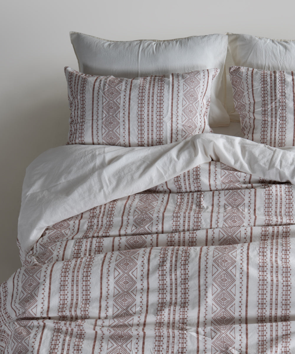 Stonewash pamuk nevresim takımı ile şık ve ferah yatak odası dekorasyonu, krem tonları ve jakarlı desen detayları