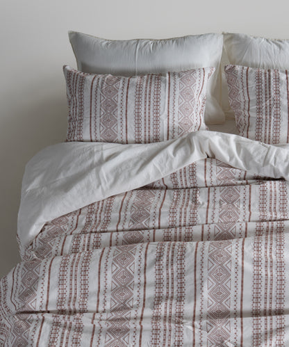 Stonewash pamuk nevresim takımı ile şık ve ferah yatak odası dekorasyonu, krem tonları ve jakarlı desen detayları