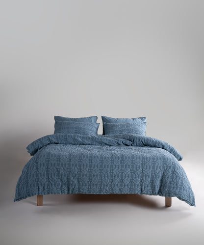 Kristal stonewash pamuk nevresim takımı, 200x220 nevresim, 240x260 çarşaf ve 2×50x70 yastık kılıfı ile yatak üzerinde genel görünüm