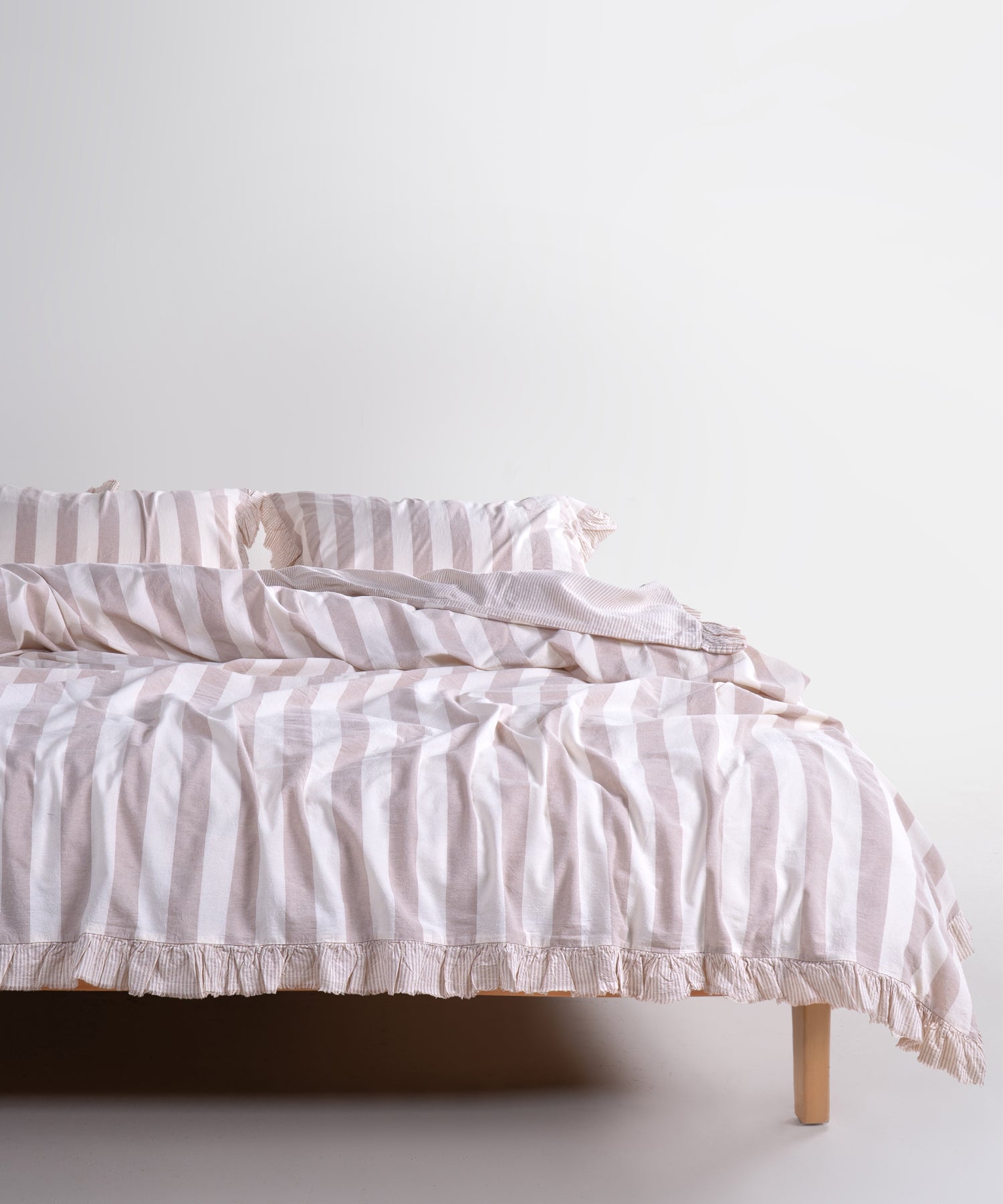 İpliği boyalı çizgili tasarımı ve yumuşak pamuk dokusuyla çift kişilik şık nevresim seti