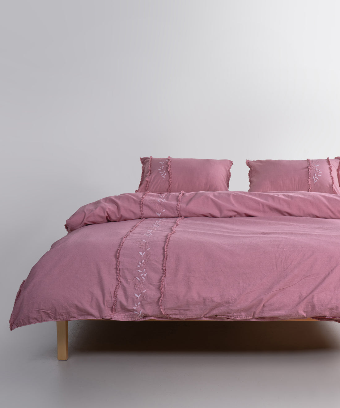 Stonewashed pamuk nevresim detayı, doğal yumuşaklık ve kaliteli dikiş ile yakın plan görünüm