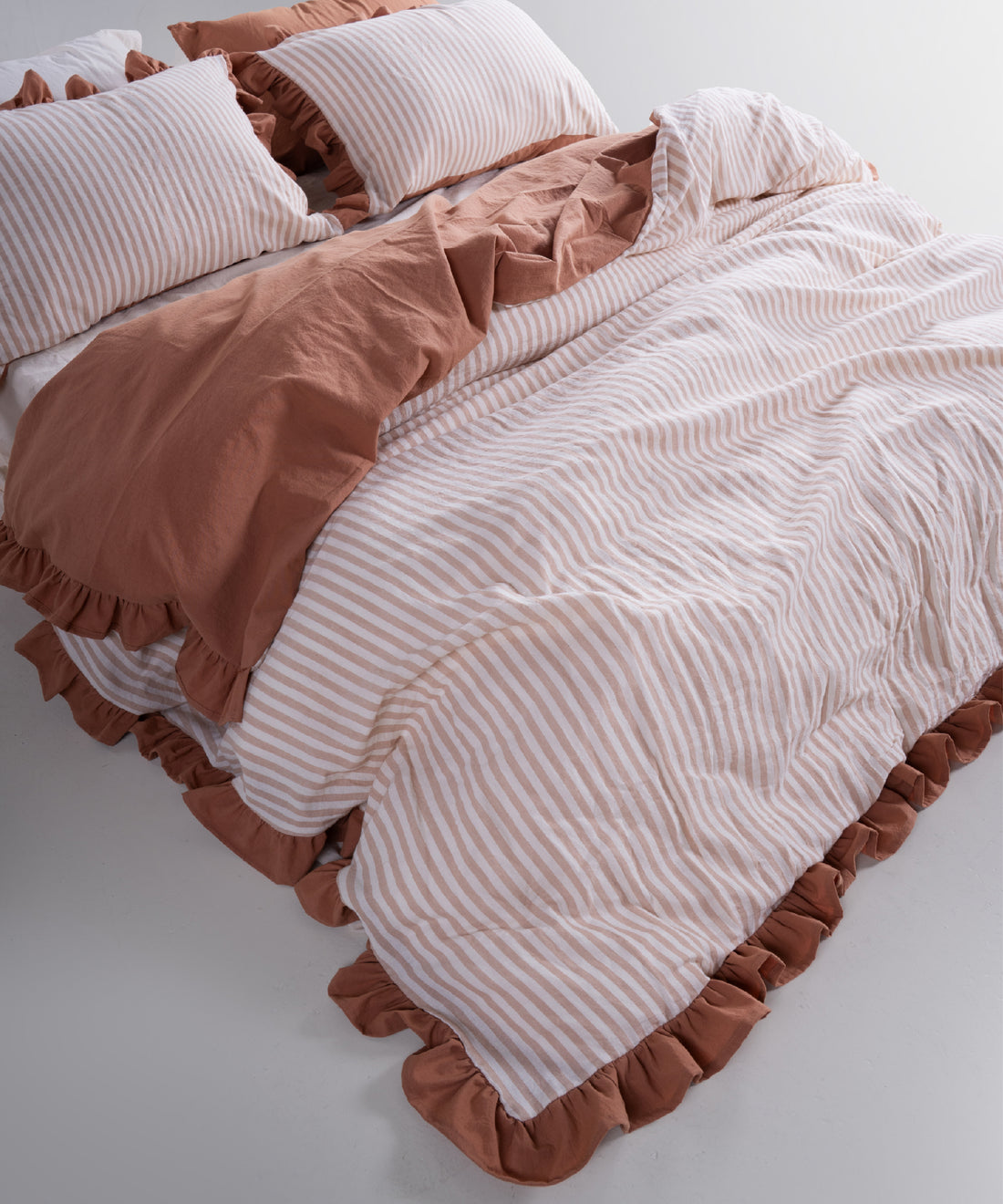 İpliği boyalı kahve çizgili tasarım ve yumuşak pamuk dokusuyla çift kişilik şık nevresim seti