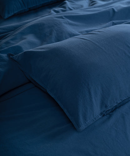 Şık ve modern yatak odası dekorasyonunda stonewash pamuk nevresim takımı Dress Blue ile stil