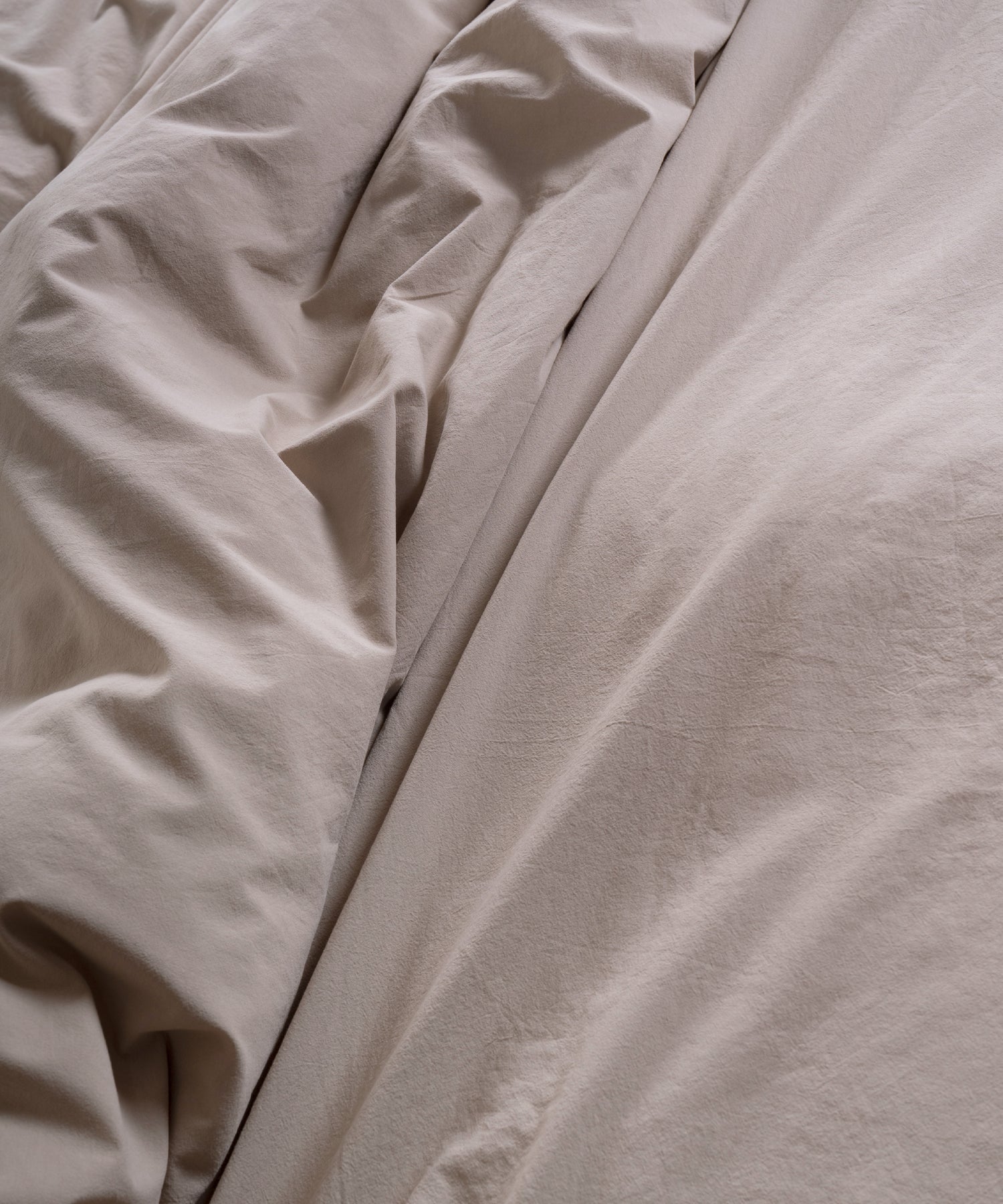 Şık ve huzurlu yatak odası dekorasyonunda stonewash pamuk nevresim takımı Oxford Tan ile stil