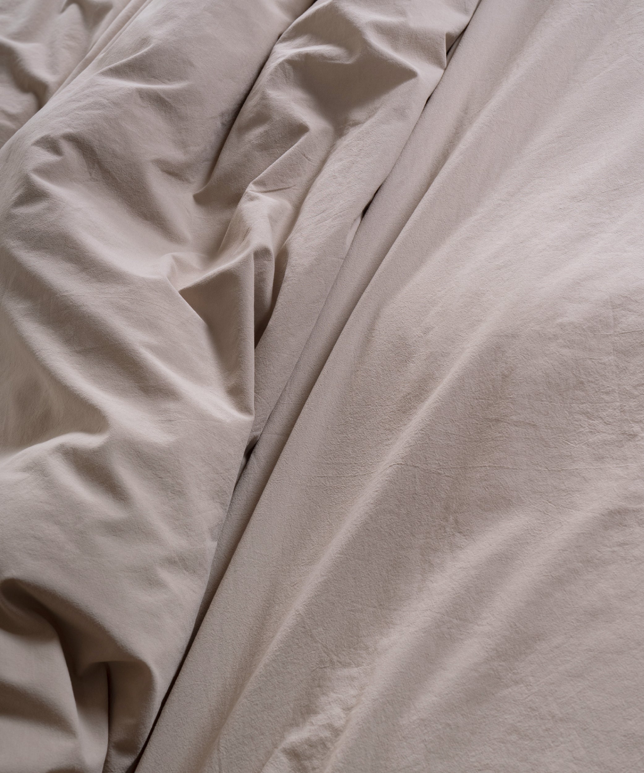 Şık ve huzurlu yatak odası dekorasyonunda stonewash pamuk nevresim takımı Oxford Tan ile stil