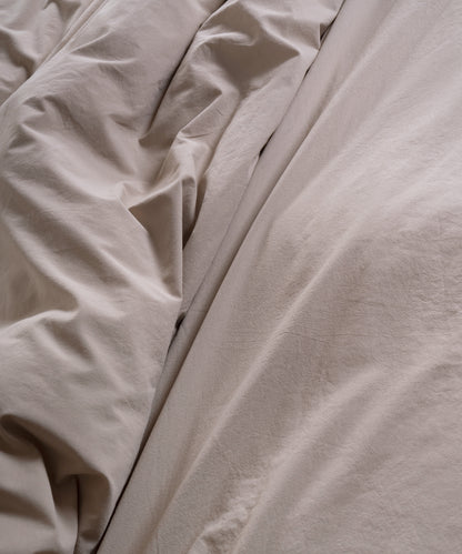 Şık ve huzurlu yatak odası dekorasyonunda stonewash pamuk nevresim takımı Oxford Tan ile stil