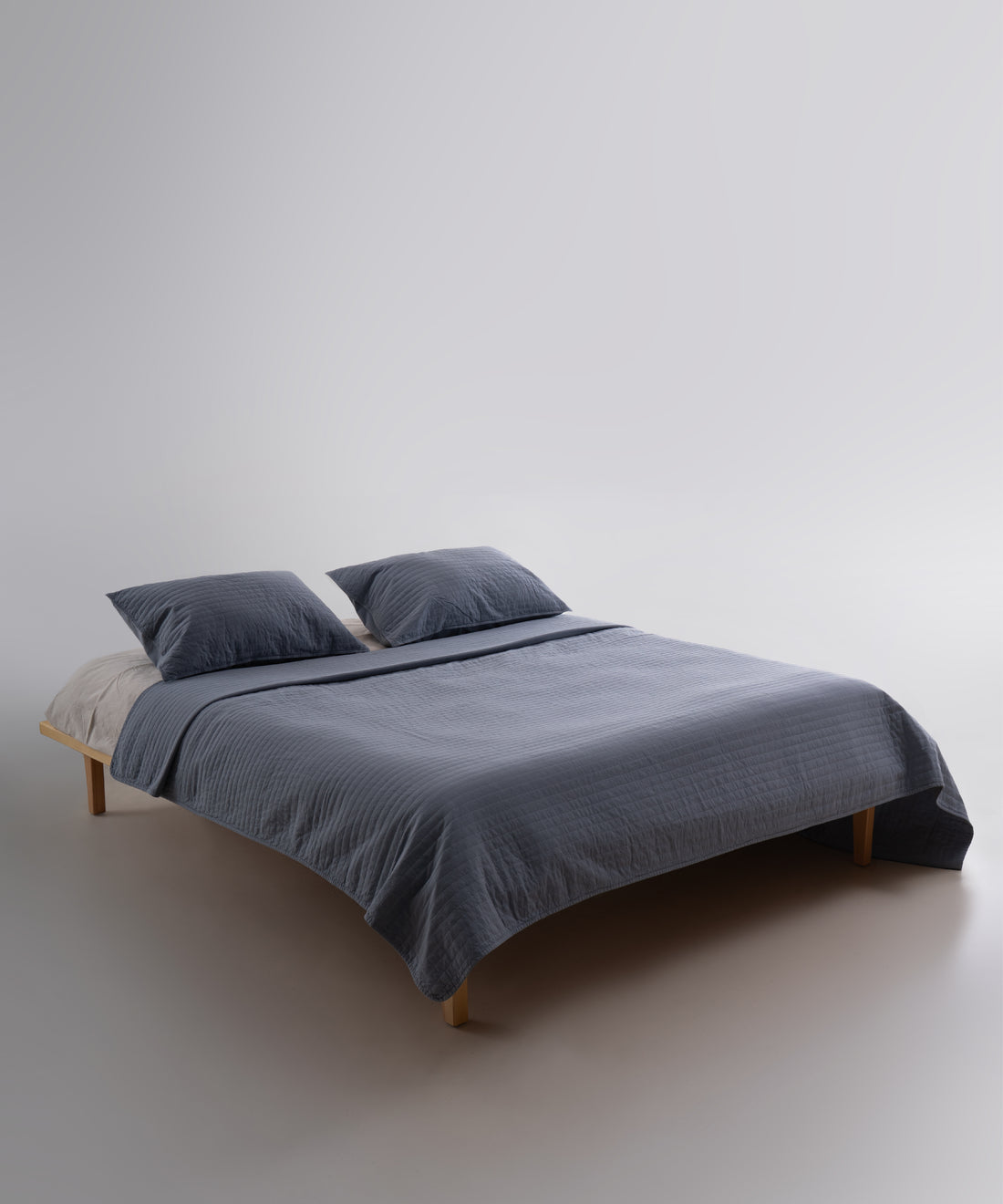 Akdeniz mavisi renkte %100 pamuk stonewash yatak örtüsü seti, genel yatak görünümü