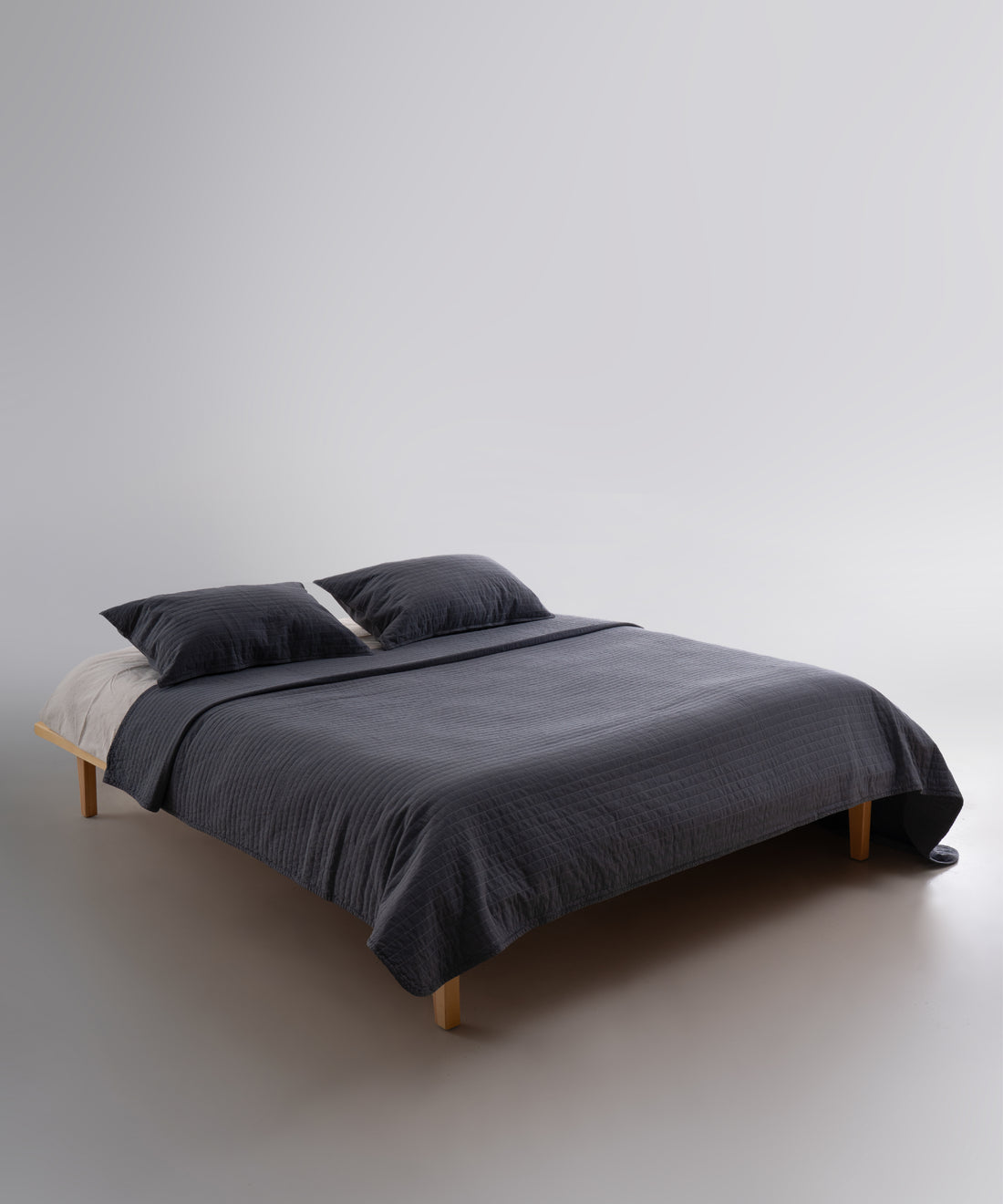 Castle Rock renkte stonewash %100 pamuk Myra yatak örtüsü seti, yatak üzerinde genel görünüm