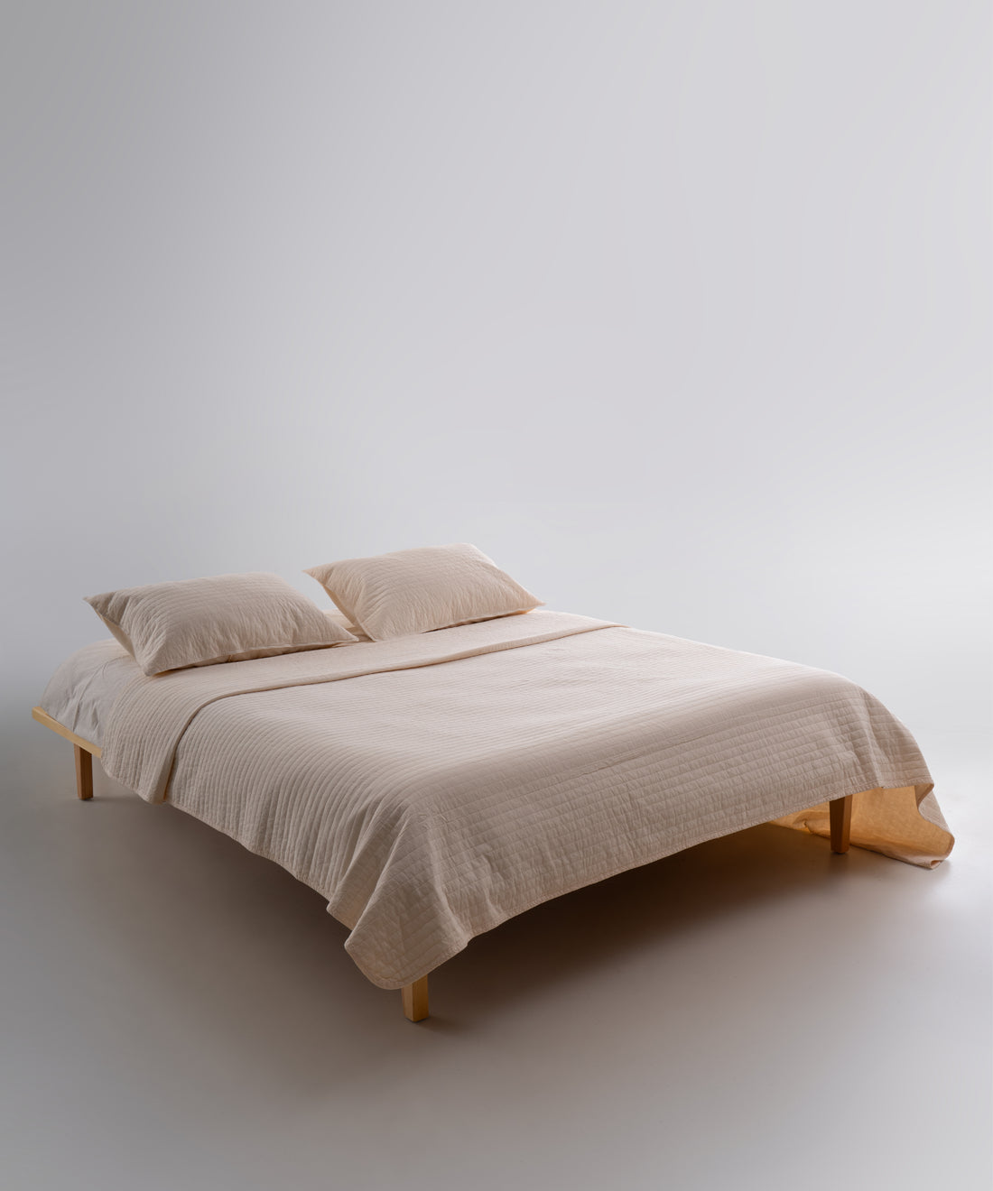 Cream renkte stonewash %100 pamuk Myra yatak örtüsü seti, genel yatak görünümü