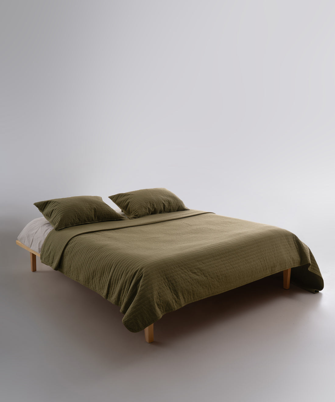 Olive renkte stonewash %100 pamuk Myra yatak örtüsü seti, yatak üzerinde genel görünüm