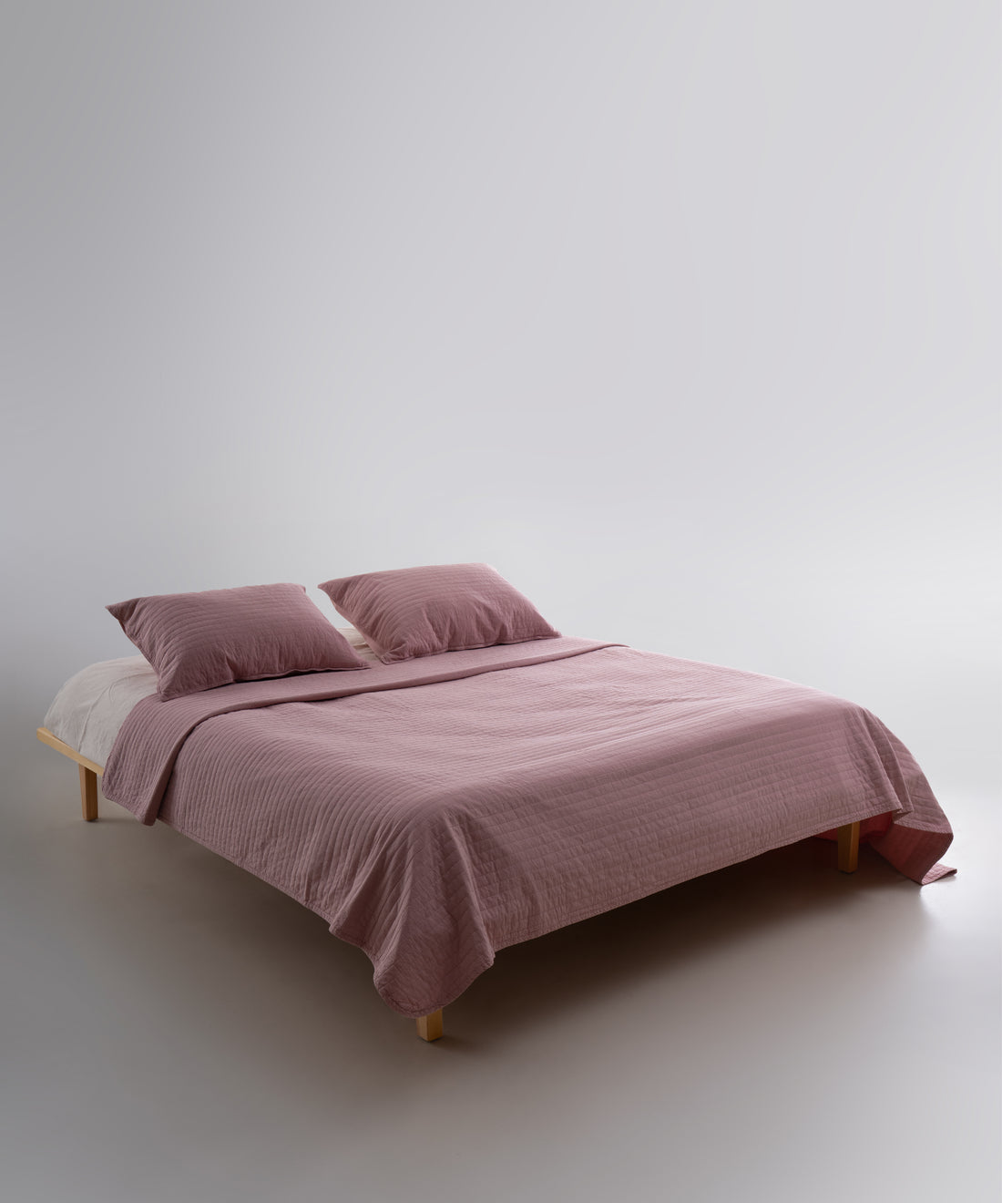 Pale Mauve renkte stonewash %100 pamuk yatak örtüsü seti, yatak üzerinde genel görünüm