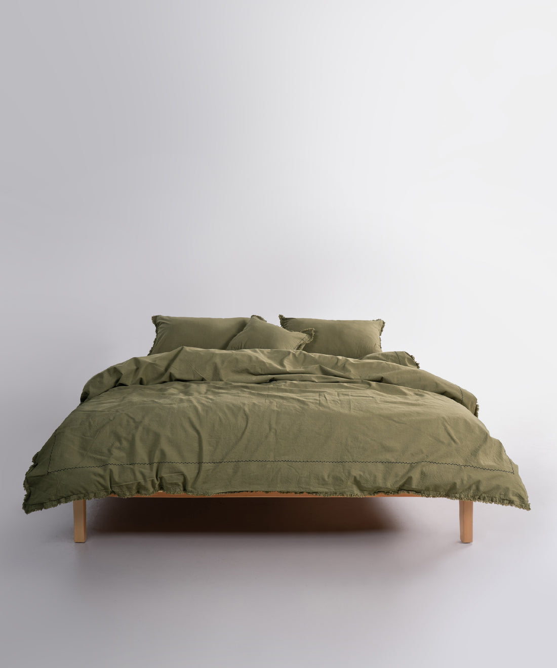 Stonewash pamuk nevresim düğme kapama detayı, saçaklı kenarlar ve minimalist şerit nakışlı tasarım