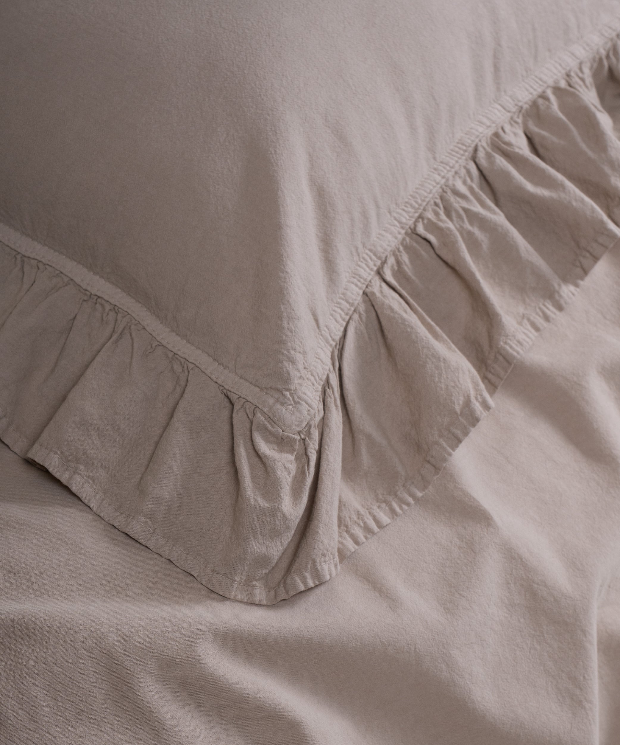 Kapak kapamalı yastık kılıfı ve stonewash pamuk detaylı dokusu, Oxford Tan