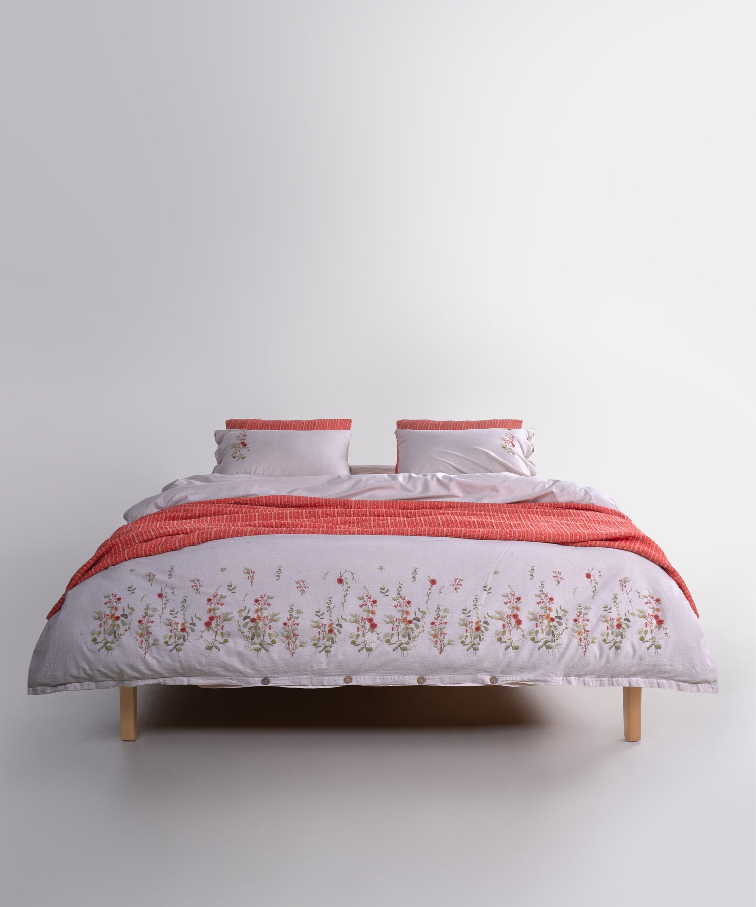 Hafif ama tok pikeli yapısı sayesinde hem estetik hem de konforlu bir uyku deneyimi sunar.