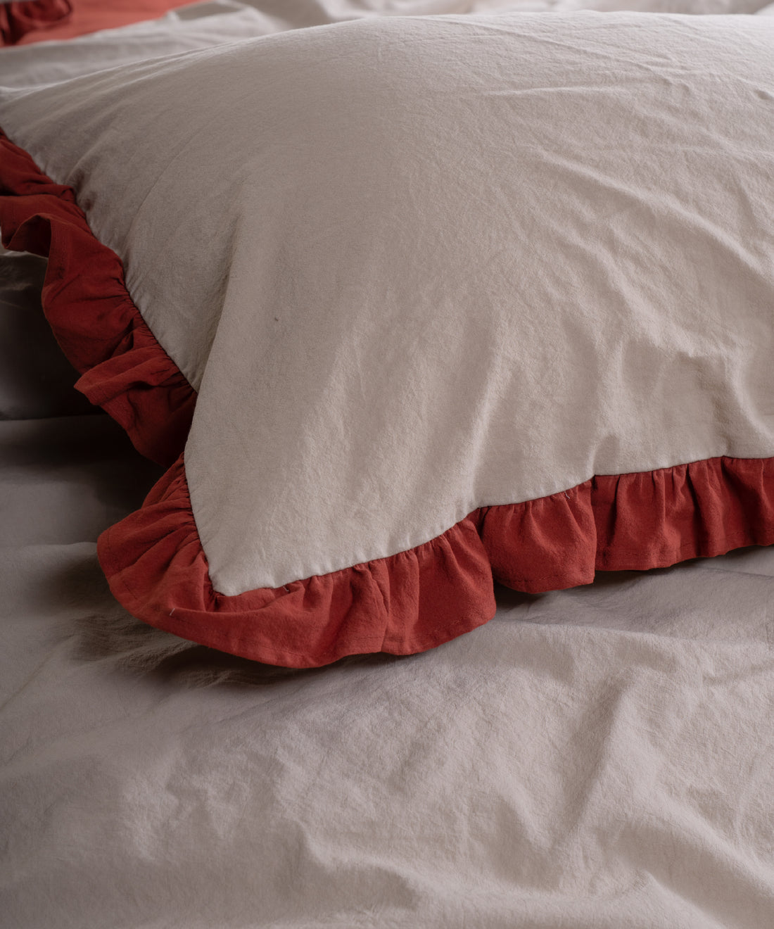 Pristine renkli %100 pamuk stonewash nevresim takımı, fırfır kenar detaylarıyla yatak üzerinde genel görünüm