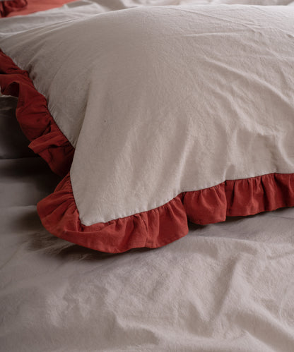 Pristine renkli %100 pamuk stonewash nevresim takımı, fırfır kenar detaylarıyla yatak üzerinde genel görünüm