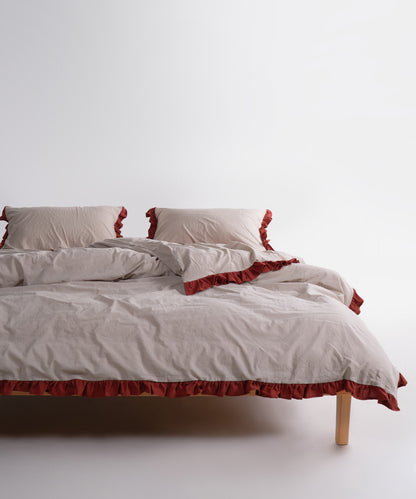 Stonewash pamuk nevresim düğme kapama detayı, yumuşak dokulu kumaş ve fırfırlı kenar tasarımı