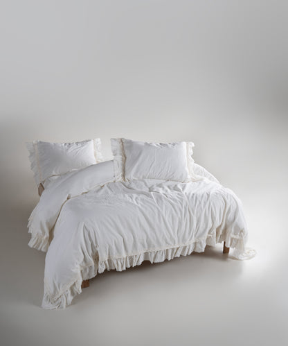 Dantel ve fırfır dokunuşlarıyla klasik beyaz, zarif ve sofistike bir stile dönüşüyor.