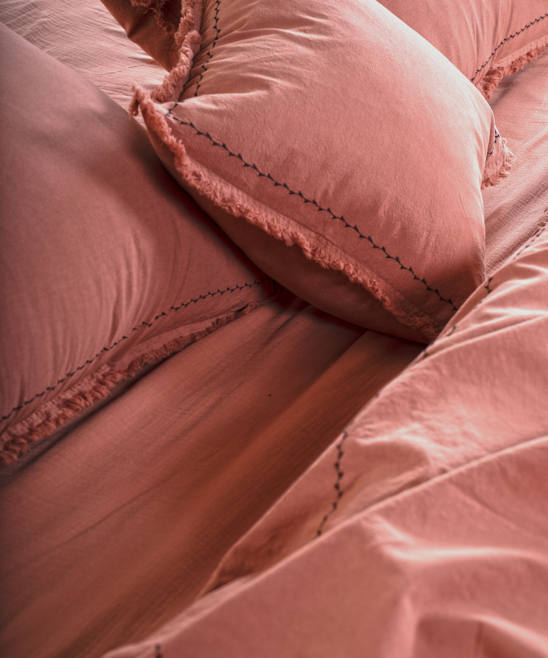 Stonewash pamuk dokusu, yatak odasına sakin ve davetkâr bir hava katar.