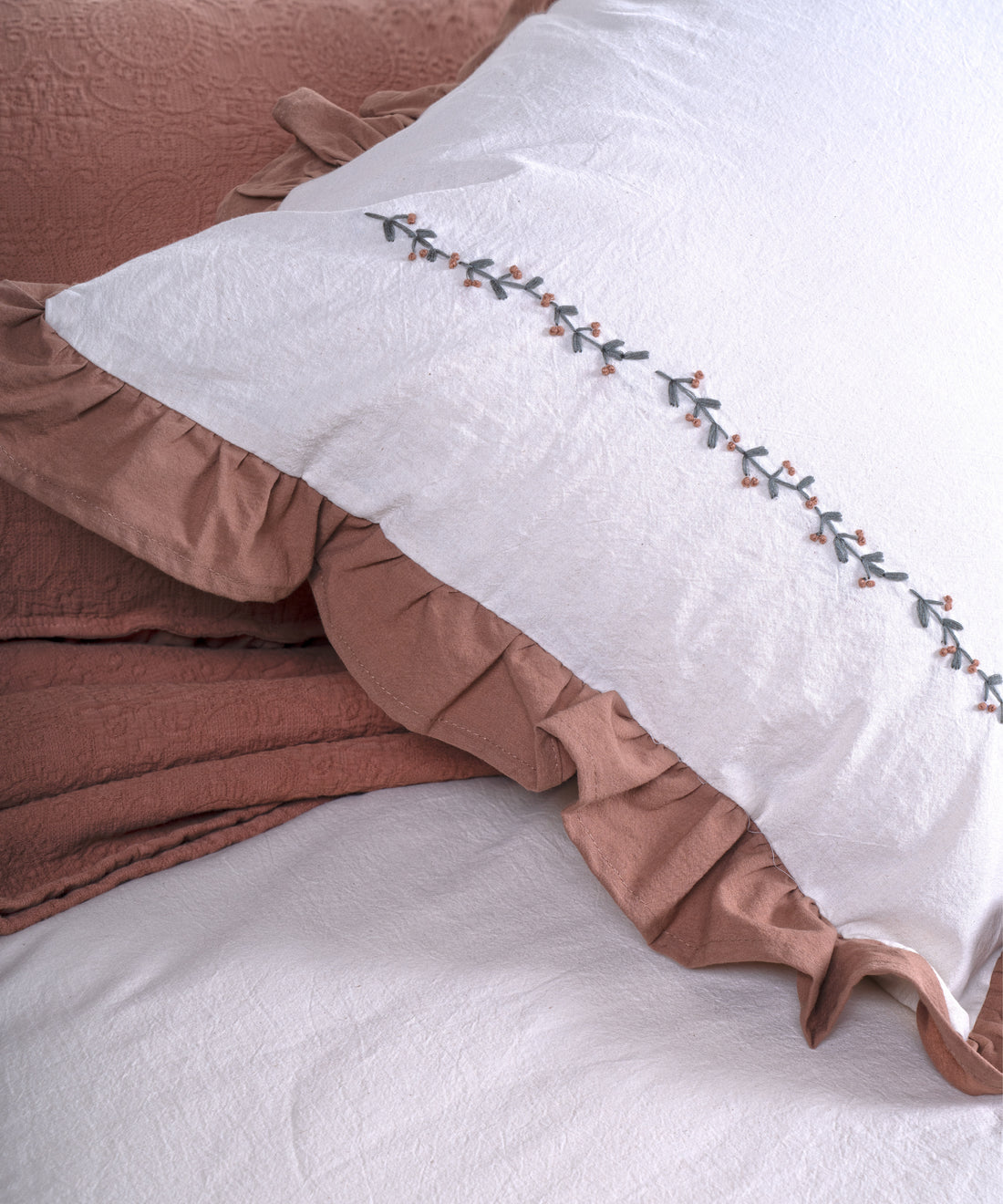 Doğal pamuk dokusu ve yumuşak tonlarıyla dingin bir yatak odası