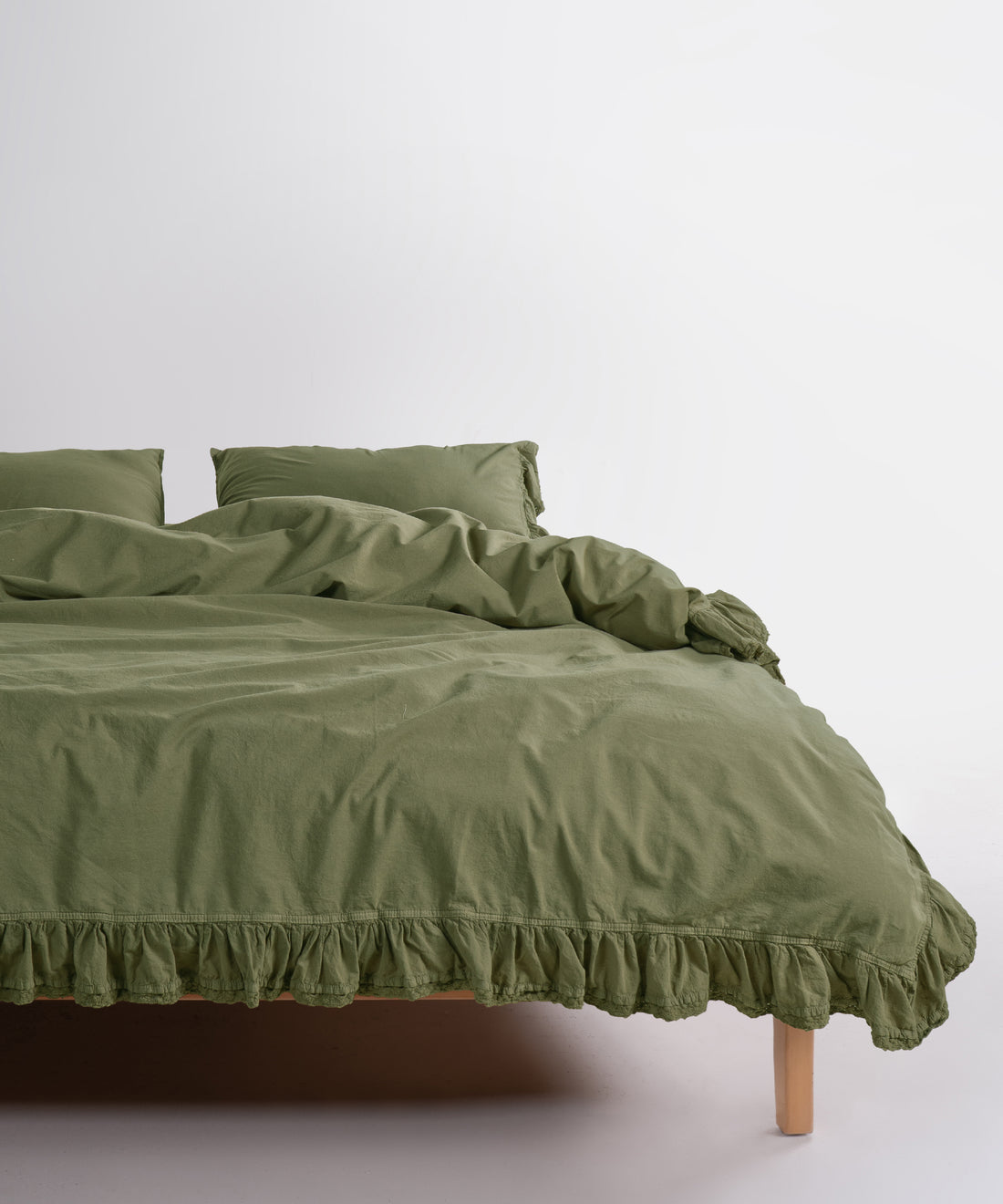 Sicilia Capulet Olive stonewashed %100 pamuk nevresim takımı doğal yeşil tonu ve zarif fırfır detayıyla şık yatak odası dekorasyonu