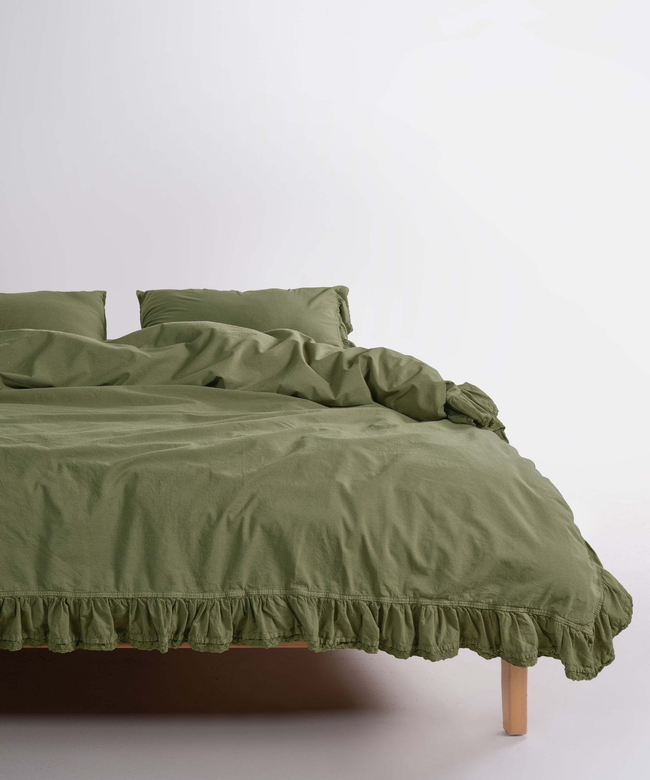 Sicilia Capulet Olive stonewashed %100 pamuk nevresim takımı doğal yeşil tonu ve zarif fırfır detayıyla şık yatak odası dekorasyonu