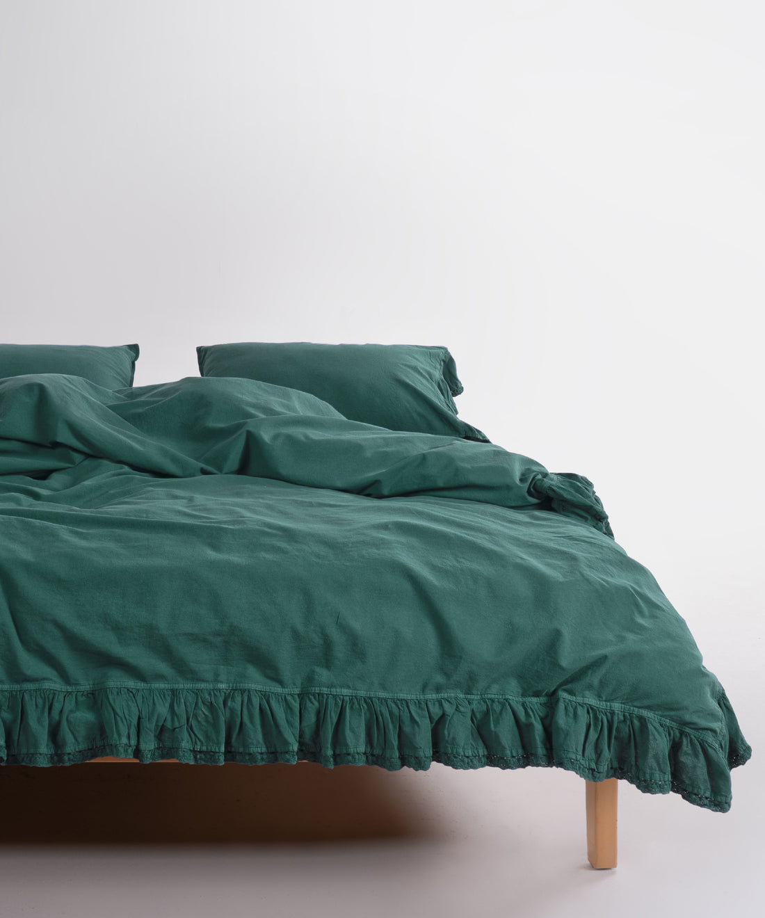 Sicilia Dark Green stonewashed %100 pamuk nevresim takımı koyu yeşil tonu ile modern yatak odası dekorasyonu