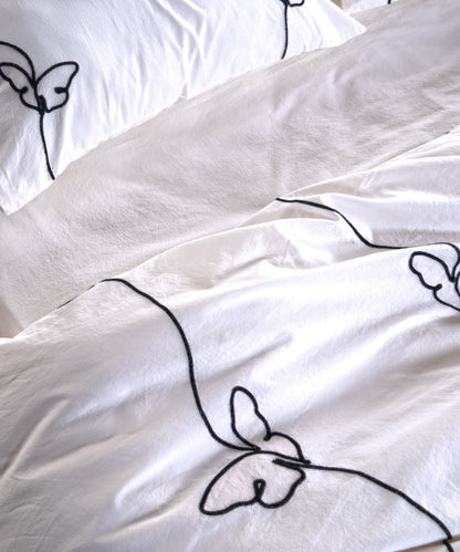 Snow White kelebek nakışlı pamuk nevresim takımı yatak üzerinde ferah ve şık görünüm sunar