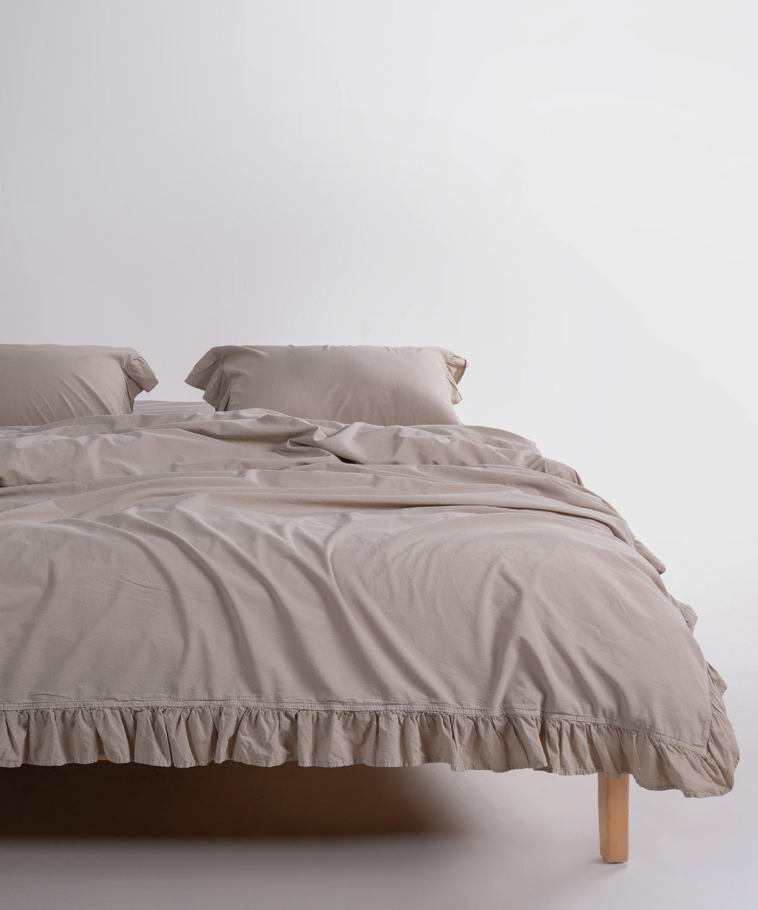 Oxford Tan renkte stonewash yıkanmış %100 pamuk exclusive nevresim takımı, genel yatak görünümü