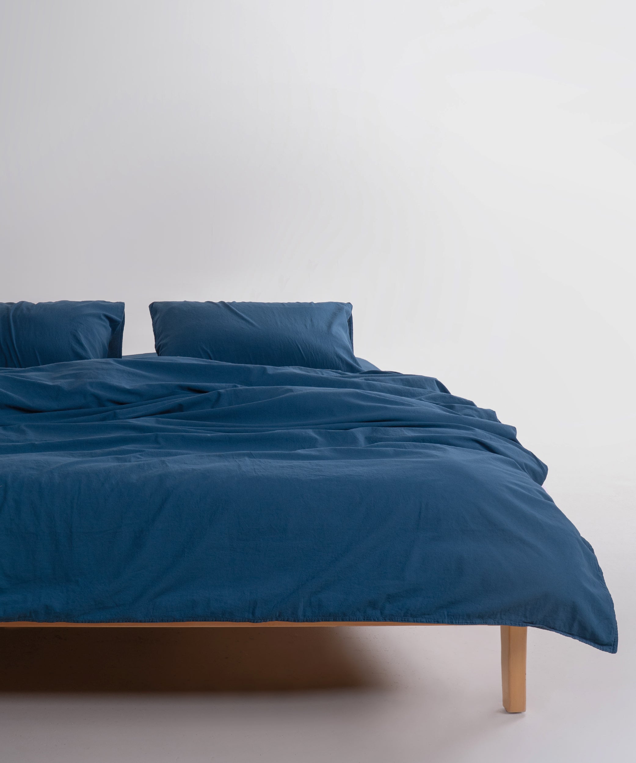 Dress Blue renkte stonewash yıkanmış %100 pamuk nevresim takımı, yatak üzerinde genel görünüm