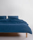 Dress Blue renkte stonewash yıkanmış %100 pamuk nevresim takımı, yatak üzerinde genel görünüm