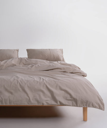 Oxford Tan renkte stonewash yıkanmış %100 pamuk nevresim takımı, yatak üzerinde genel görünüm