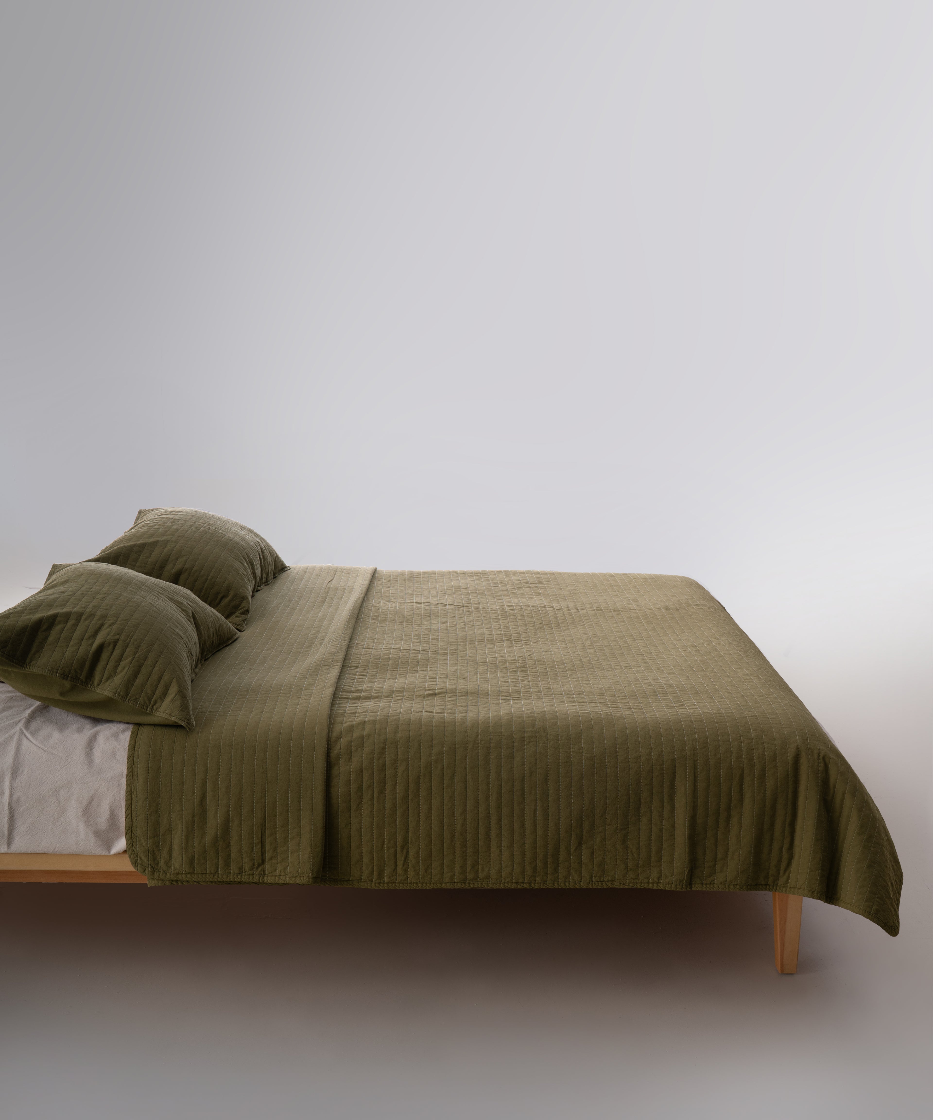 Olive renkli stonewash işlemli %100 pamuk kumaşın yumuşak ve doğal dokusu, yakından detay