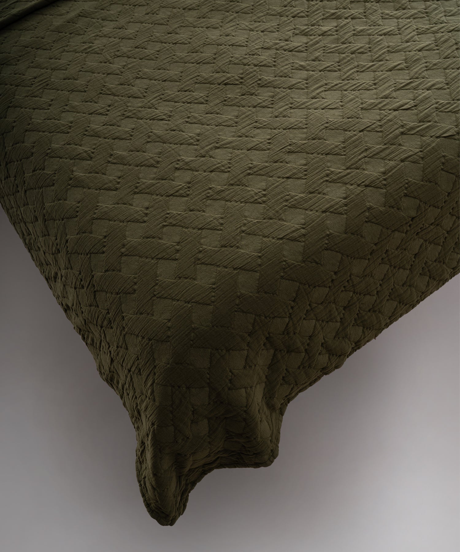 Capulet Olive renkli stonewash %100 pamuk yatak örtüsü kumaşının yumuşak ve doğal dokusu, yakın plan